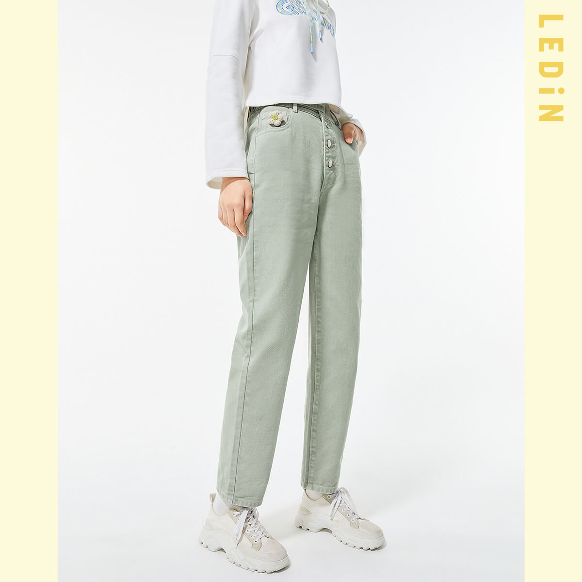 กางเกงยีนส์ผู้หญิงทรงตรงฤดูใบไม้ผลิปี 2021 กางเกงยีนส์ผู้หญิงลายดอกไม้เด็กใหม่ทรงหลวม